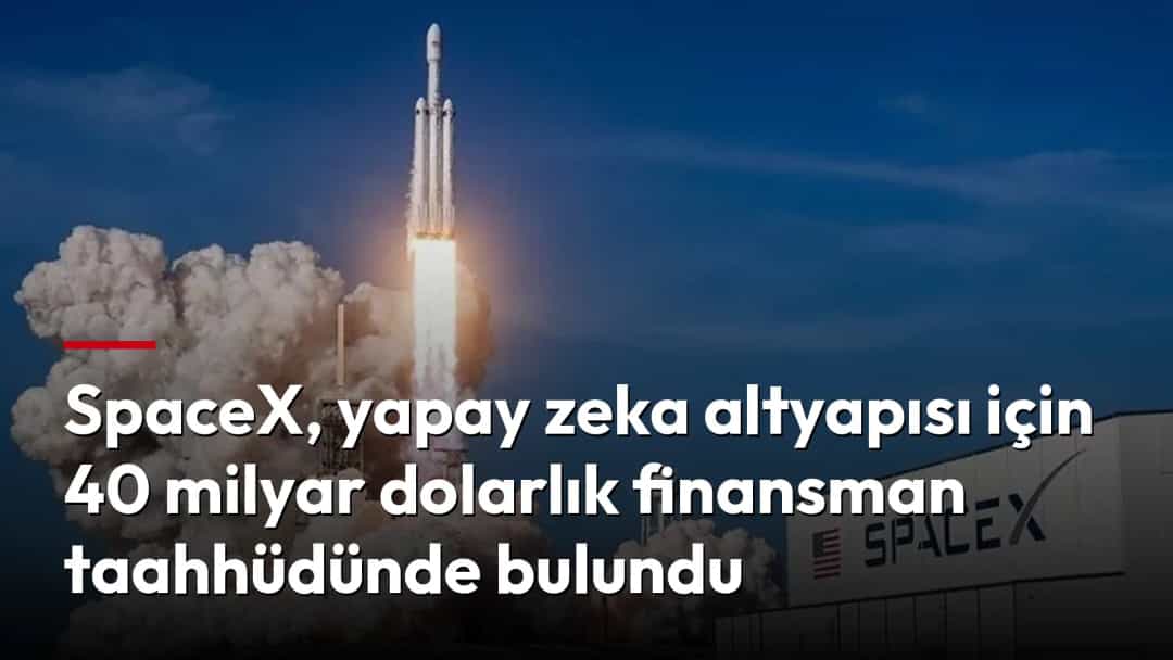 SpaceX roketi yoğun duman ve alevler eşliğinde fırlatılıyor.