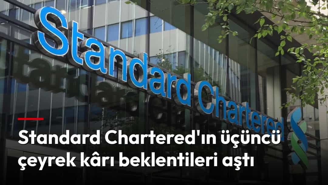 Standard Chartered banka şubesinin cam cephesinde görünen tabela.