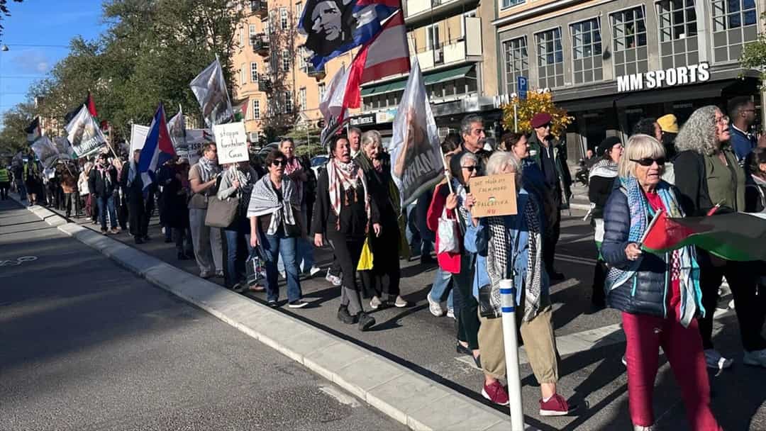 Stockholm’de Filistin bayrakları ve pankartlar taşıyan kalabalık, İsrail saldırılarını ve silah satışını protesto ediyor.