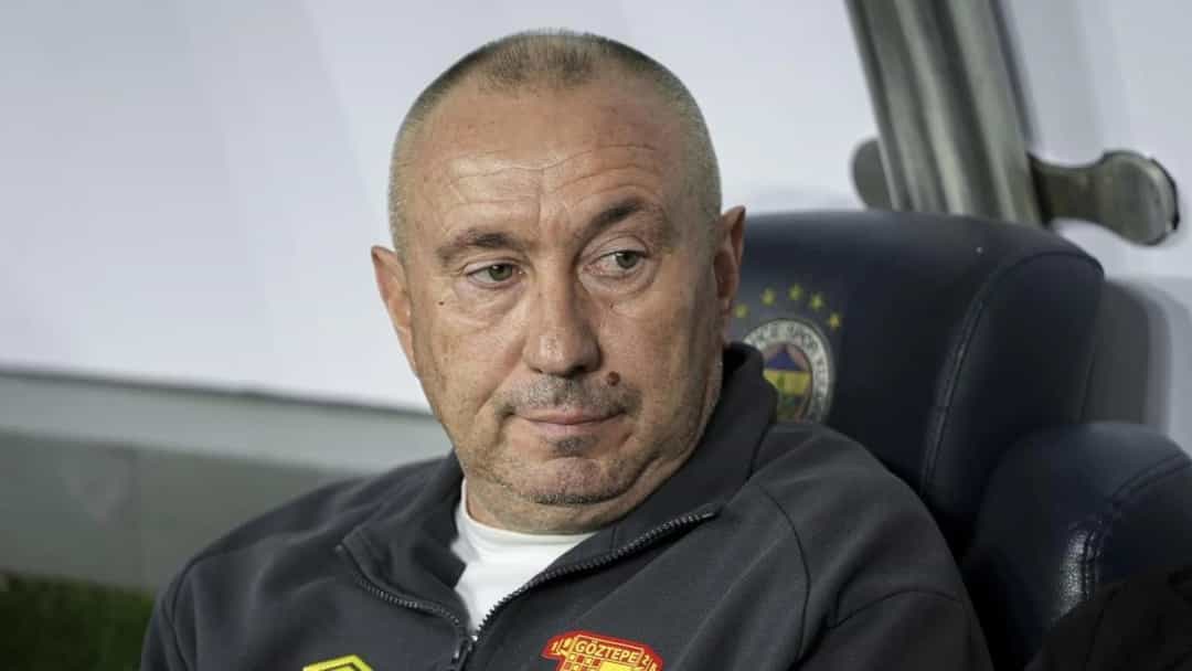Stanimir Stoilov, Göztepe armalı eşofmanıyla bir koltukta oturuyor.