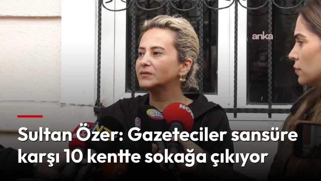 Bir grup muhabirin mikrofon uzattığı kadın gazeteci, bina girişinde açıklama yapıyor.