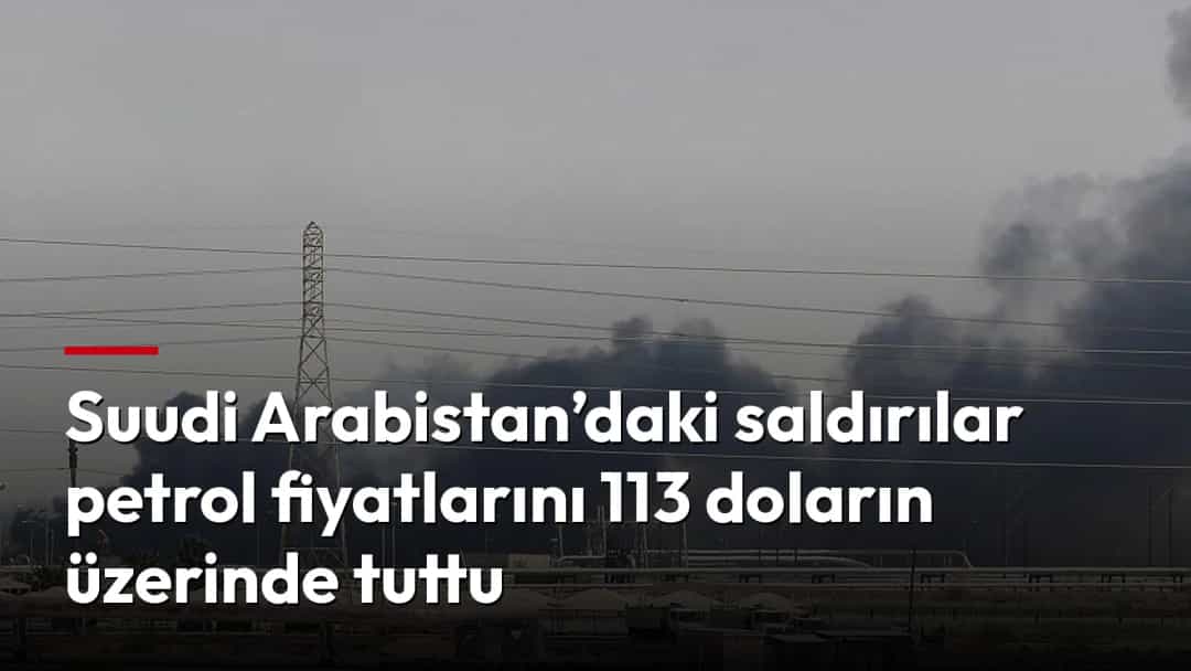 Suudi Arabistan’daki sanayi tesislerinin arkasından yükselen yoğun siyah duman.