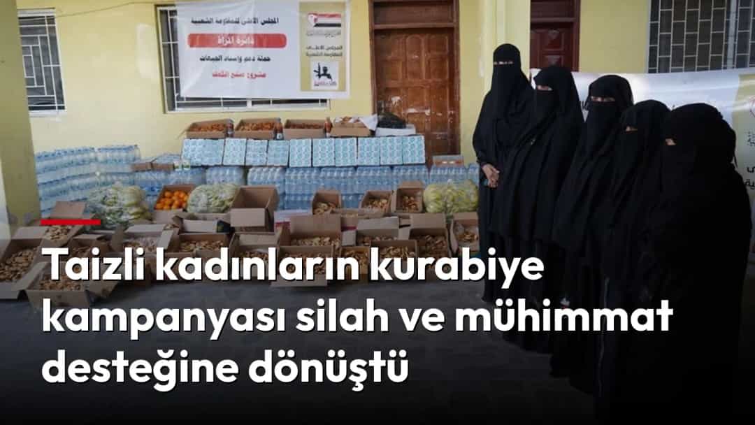 Peçeli kadınlar, satış ve bağış için hazırlanan kurabiye ve diğer yiyeceklerin yanında duruyor.
