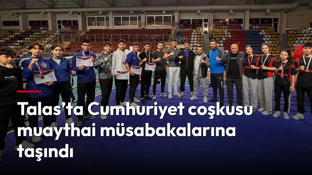 Cumhuriyet coşkusu kapsamında düzenlenen muaythai müsabakalarının ardından sporcular ve görevliler ringde toplu fotoğraf çektirdi.