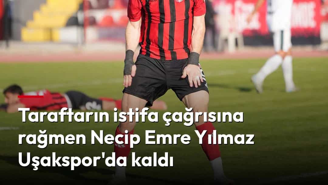 Kırmızı-siyah çizgili forma giyen bir futbolcu, maç sırasında sahada duruyor.