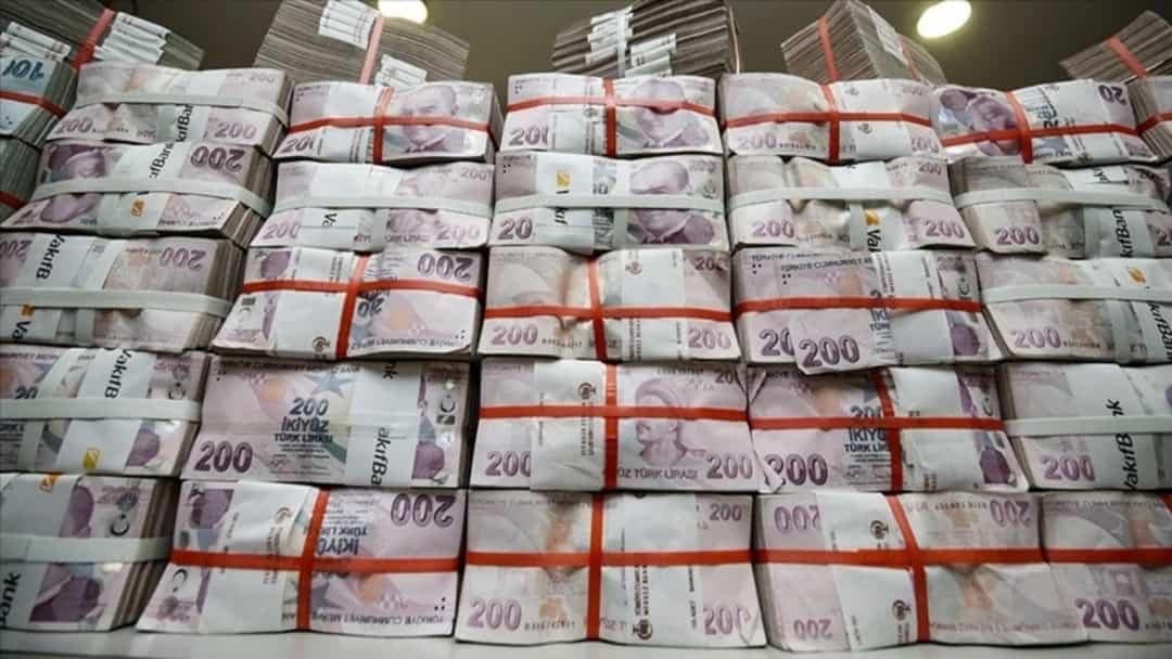 Turk lirası banknotlarından oluşan desteler.