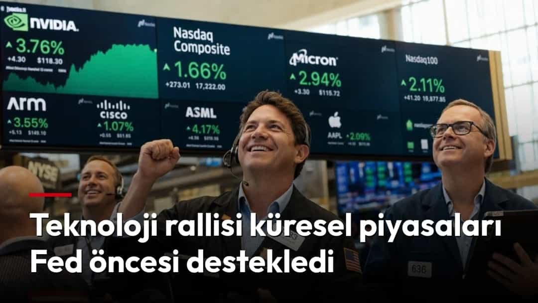 Nasdaq işlem salonunda bir yatırımcı sevinçle yumruğunu kaldırırken, ekrandaki teknoloji hisselerinin değer kazandığı görülüyor.