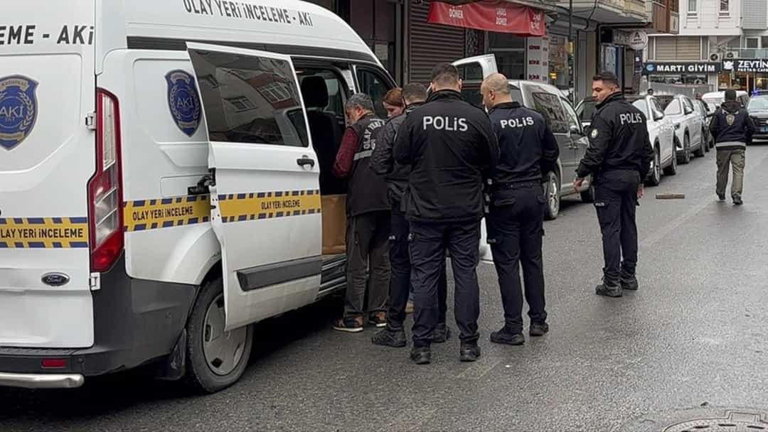 Polis ekipleri, olay yeri inceleme aracının yanında sokakta inceleme yapıyor.