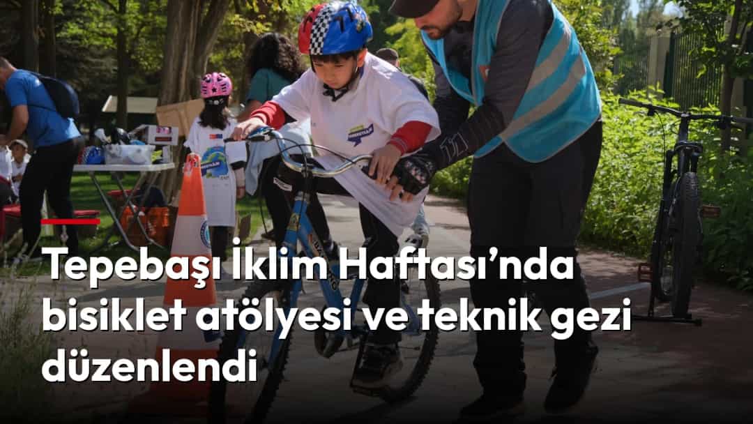 Bir eğitmen, açık havadaki bisiklet atölyesinde kask takan bir çocuğa bisiklet sürmeyi öğretiyor.
