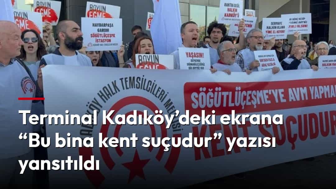Kadıköy’deki protestoda, Söğütlüçeşme’ye AVM yapılmasına karşı “Kent suçudur” yazılı pankart taşıyan kalabalık