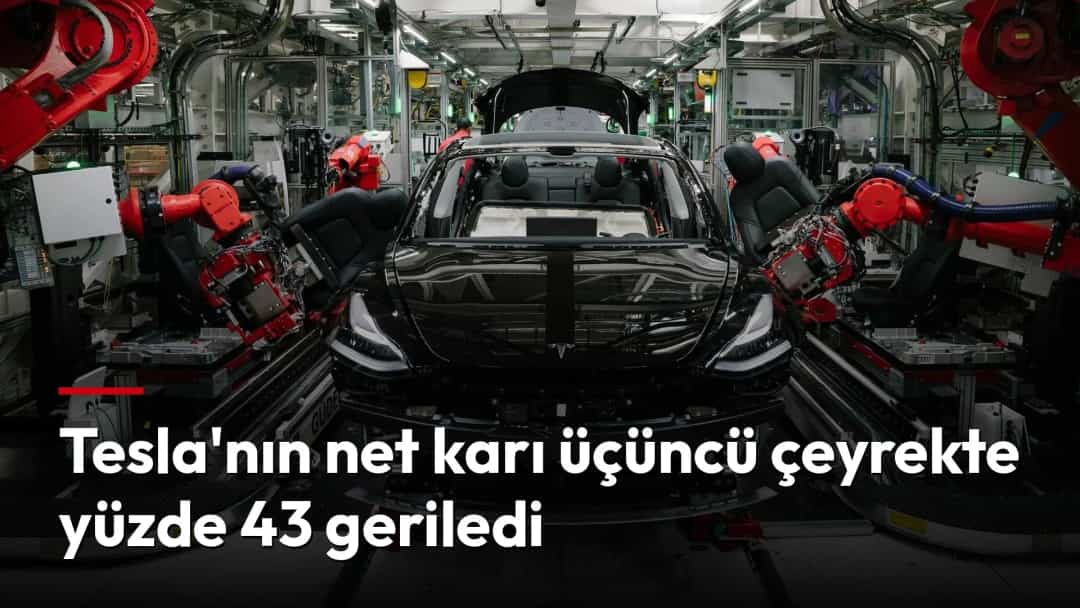 Tesla otomobili, üretim hattında endüstriyel robotların arasında monte ediliyor.