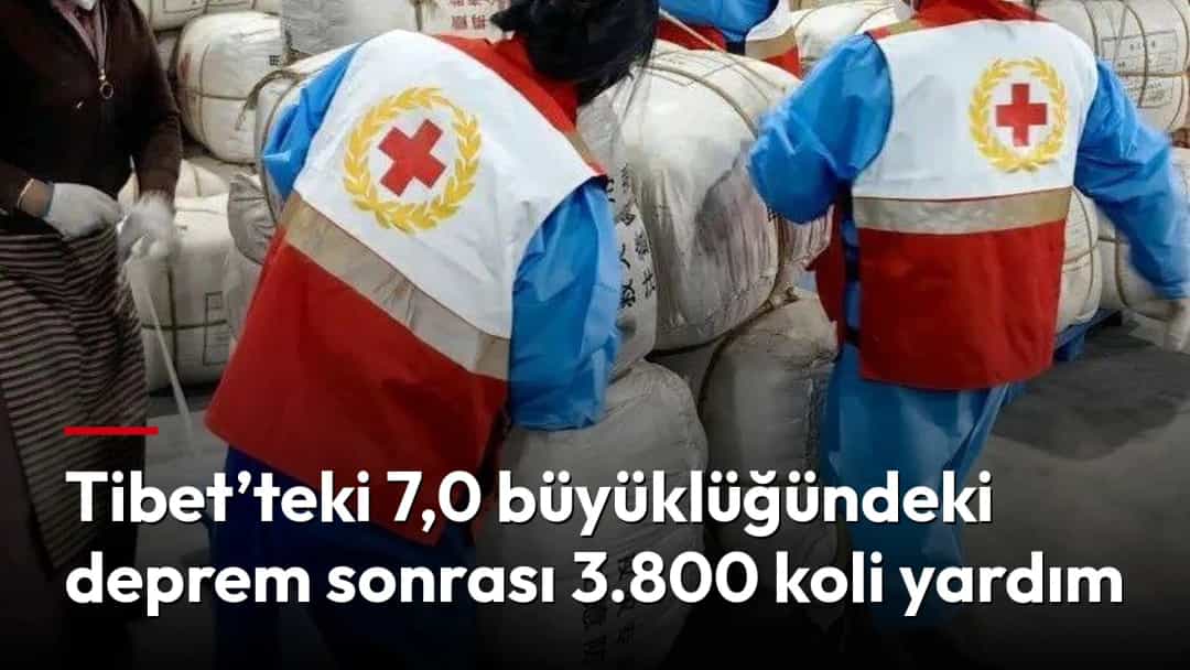 Kızılhaç işaretli yelekler giyen yardım görevlileri, depodaki büyük yardım çuvallarını düzenliyor.