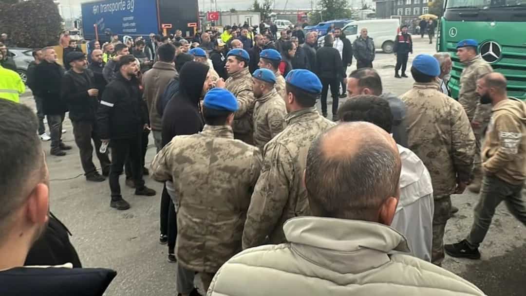 Kapıkule’de TIR’ların yanında toplanan kalabalık ve askerler