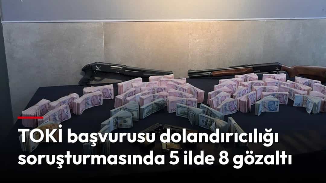 Dolandırıcılık soruşturması kapsamında ele geçirilen para ve silahlar bir masada sergileniyor.