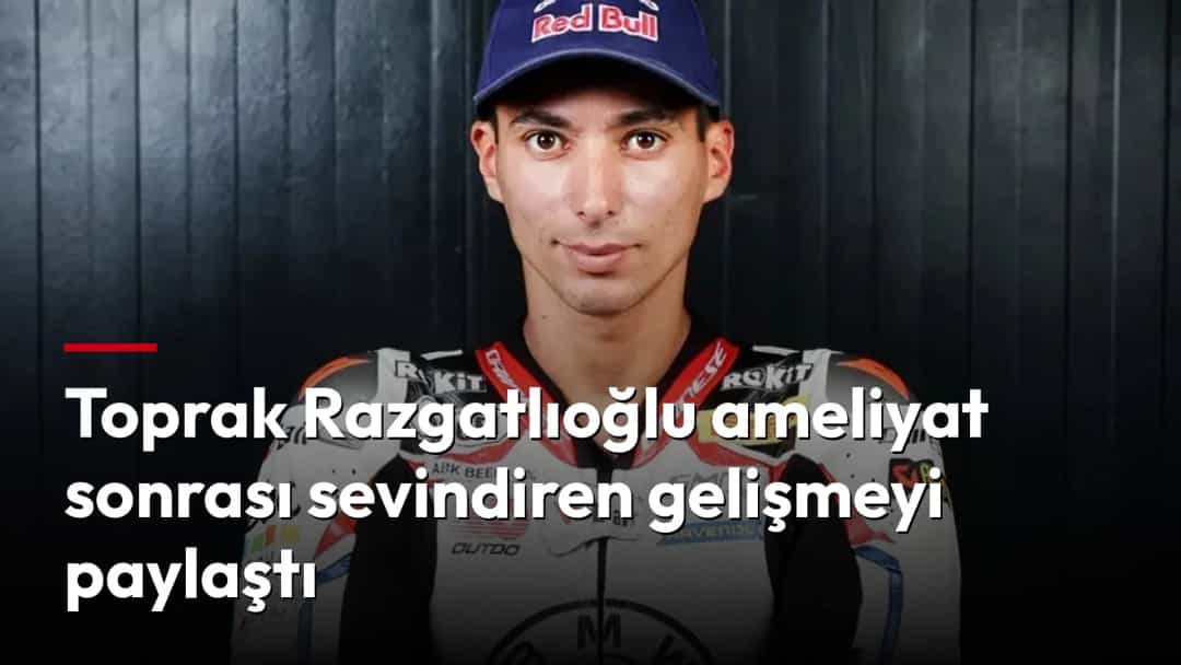 Toprak Razgatlıoğlu, yarış tulumuyla kollarını göğsünde kavuşturmuş şekilde poz veriyor.