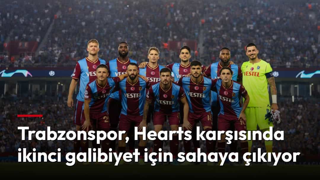 Trabzonspor oyuncuları, dolu tribünlerin önünde maç öncesi takım fotoğrafı için sahaya dizildi.