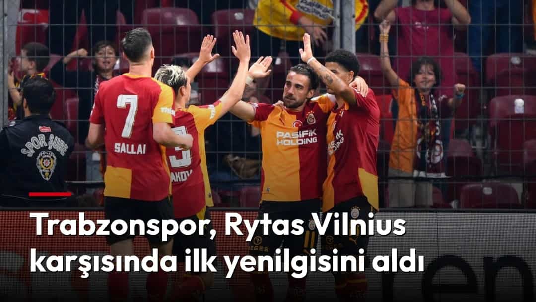 Galatasaraylı futbolcular maç sırasında sevinçlerini takım arkadaşlarıyla paylaşıyor.