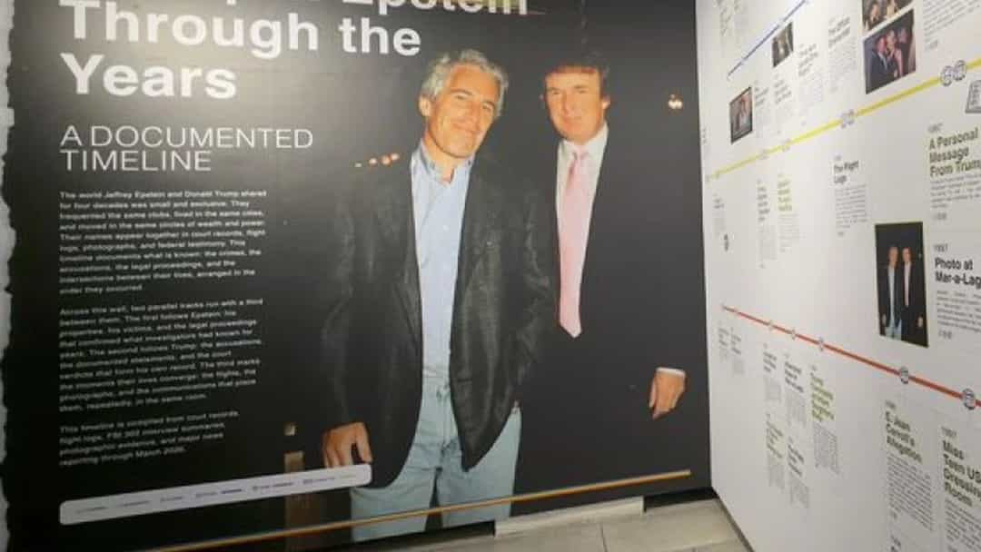 Bir sergide Donald Trump ve Jeffrey Epstein’ın birlikte yer aldığı fotoğrafın yanında Trump ve Epstein’ı konu alan bir zaman çizelgesi görülüyor.