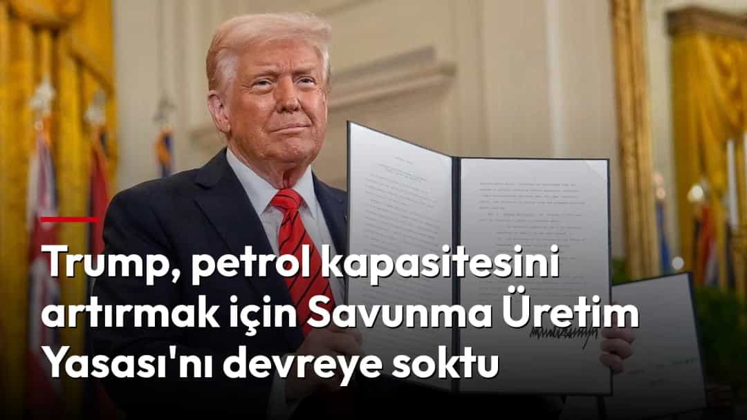 Donald Trump, imzaladığı belgeyi kameraya gösteriyor.