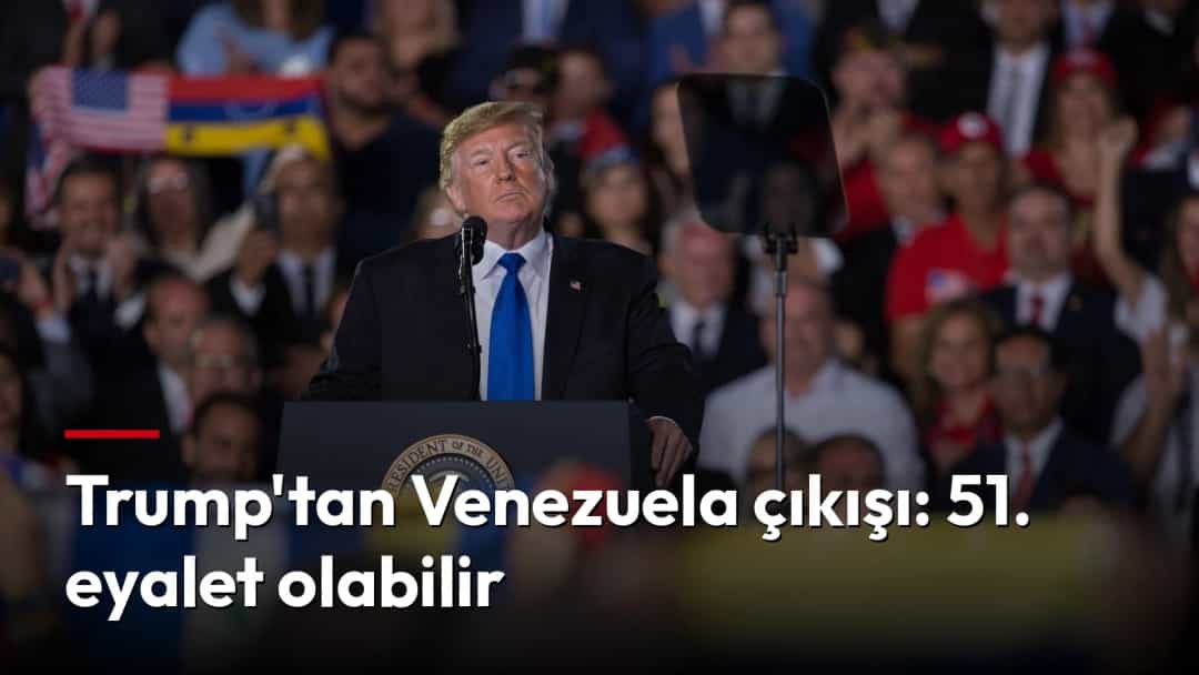 Donald Trump, Venezuela bayraklarının görüldüğü bir mitingde kürsüden konuşuyor.