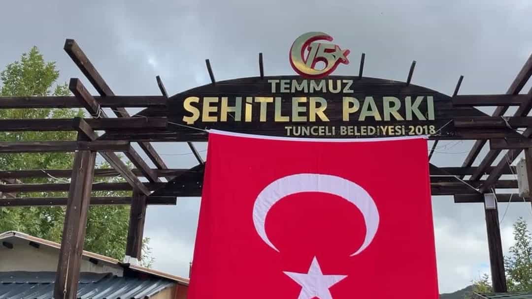 Tunceli’deki Şehitler Parkı’nın girişinde Türk bayrağı ve park tabelası görülüyor.