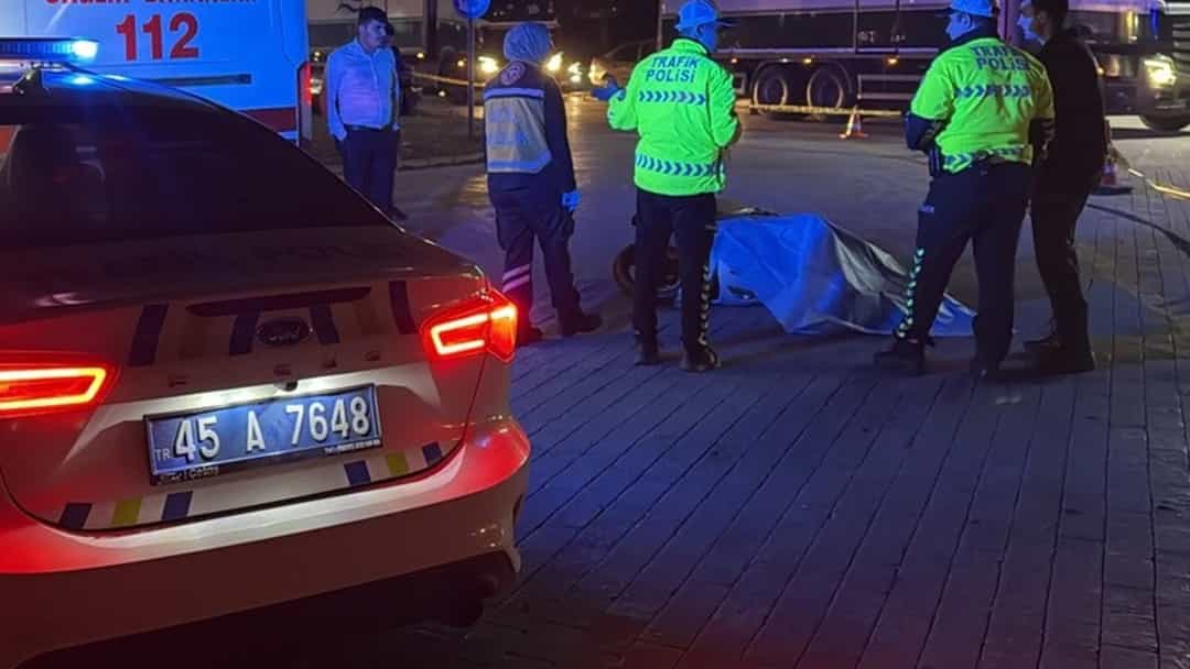 Manisa’daki kazanın ardından sağlık ekipleri ve polis, olay yerinde inceleme yapıyor.