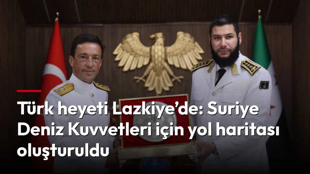 Türk ve Suriyeli deniz subayları, resmi bir görüşme sırasında plaket tutuyor.