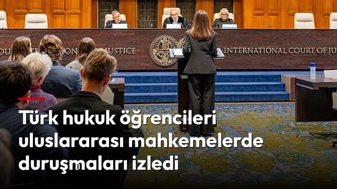 Uluslararası Adalet Divanı salonunda öğrenciler duruşmayı izlerken kürsü önünde bir konuşmacı görülüyor.
