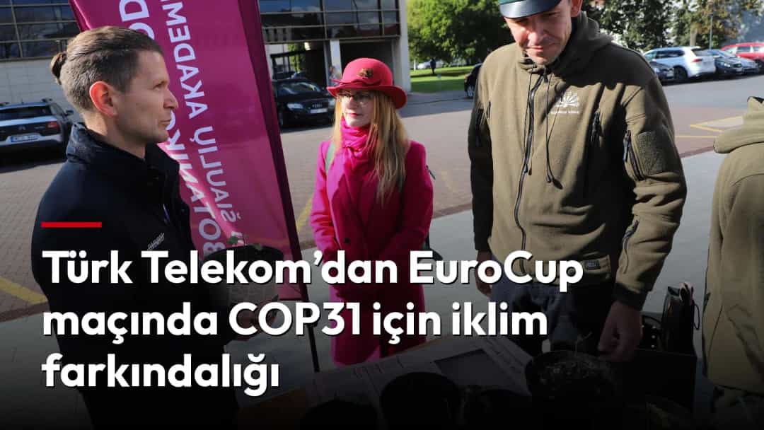 Açık havadaki bir etkinlikte katılımcılar saksılardaki fideleri inceliyor.