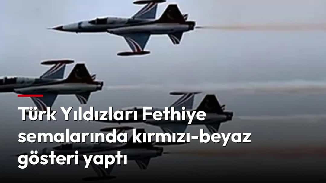 Türk Yıldızları uçakları, Fethiye semalarında kırmızı-beyaz dumanlar eşliğinde gösteri uçuşu yapıyor.