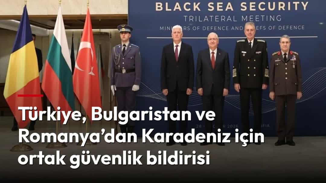 Türkiye, Bulgaristan ve Romanya temsilcileri, Karadeniz güvenliği konulu üçlü toplantı öncesinde ülkelerinin bayrakları önünde birlikte poz veriyor.