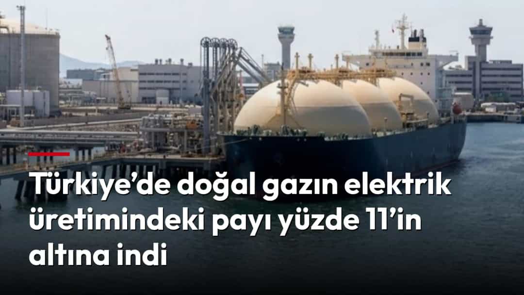 Bir doğal gaz terminalindeki LNG gemisi ve kıyıdaki sanayi tesisleri.