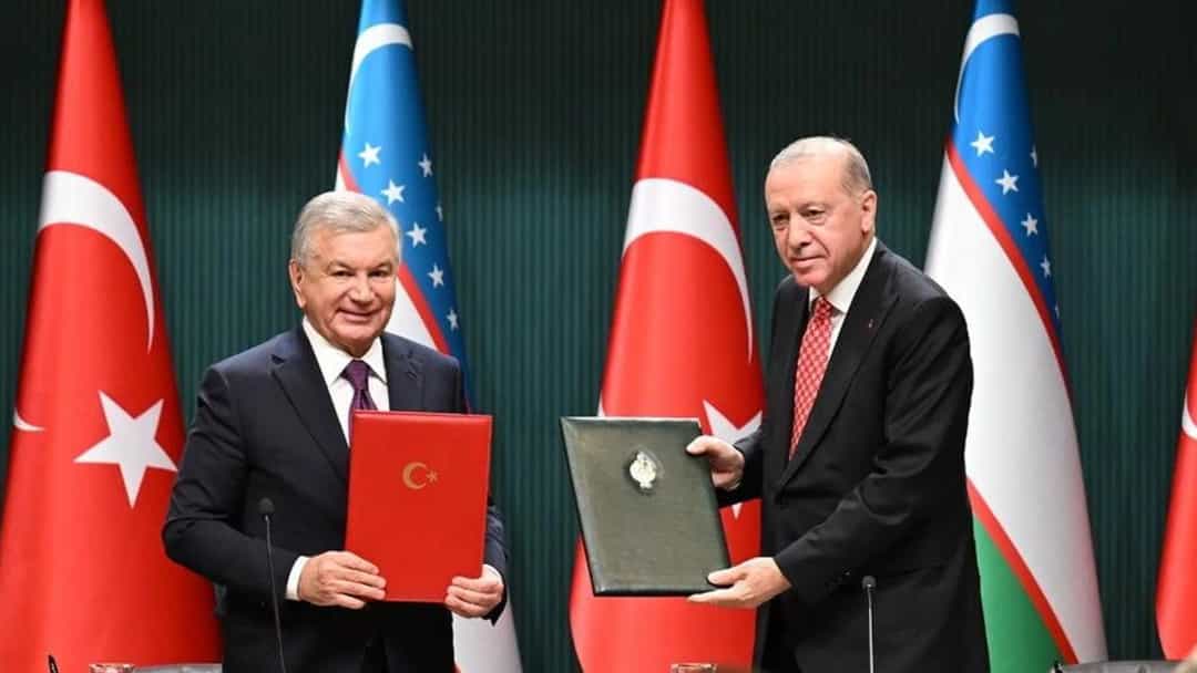 Recep Tayyip Erdoğan, Özbekistan Cumhurbaşkanı Şevket Mirziyoyev ile anlaşma belgelerini tutarken