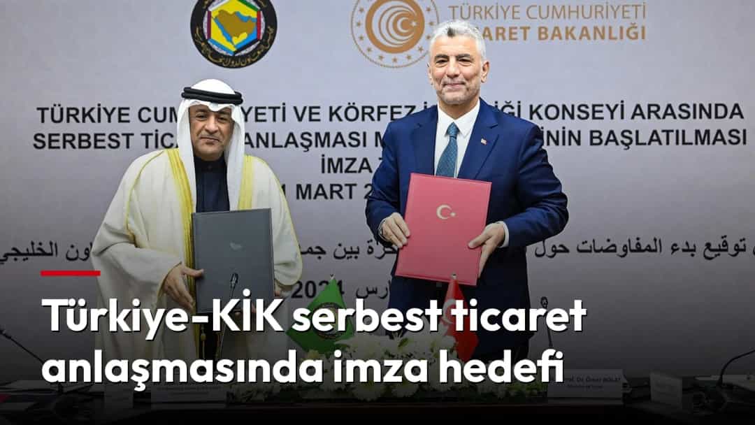 Ömer Bolat, Türkiye-KİK serbest ticaret anlaşması görüşmelerine ilişkin imza töreninde belgeyi tutuyor.
