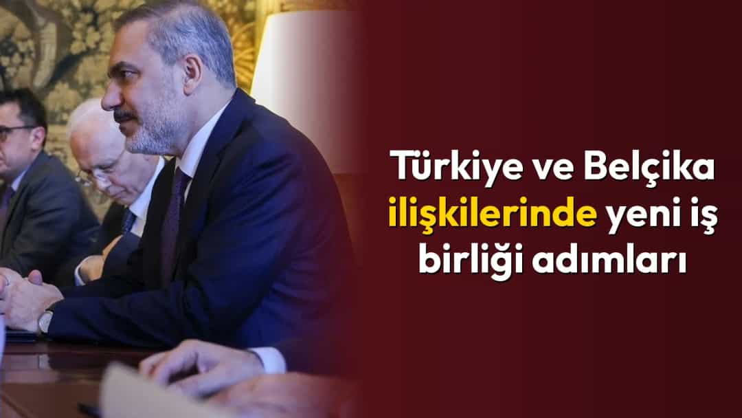 Hakan Fidan, Belçikalı yetkililerle Türk ve Belçika bayraklarının bulunduğu masada görüşüyor.