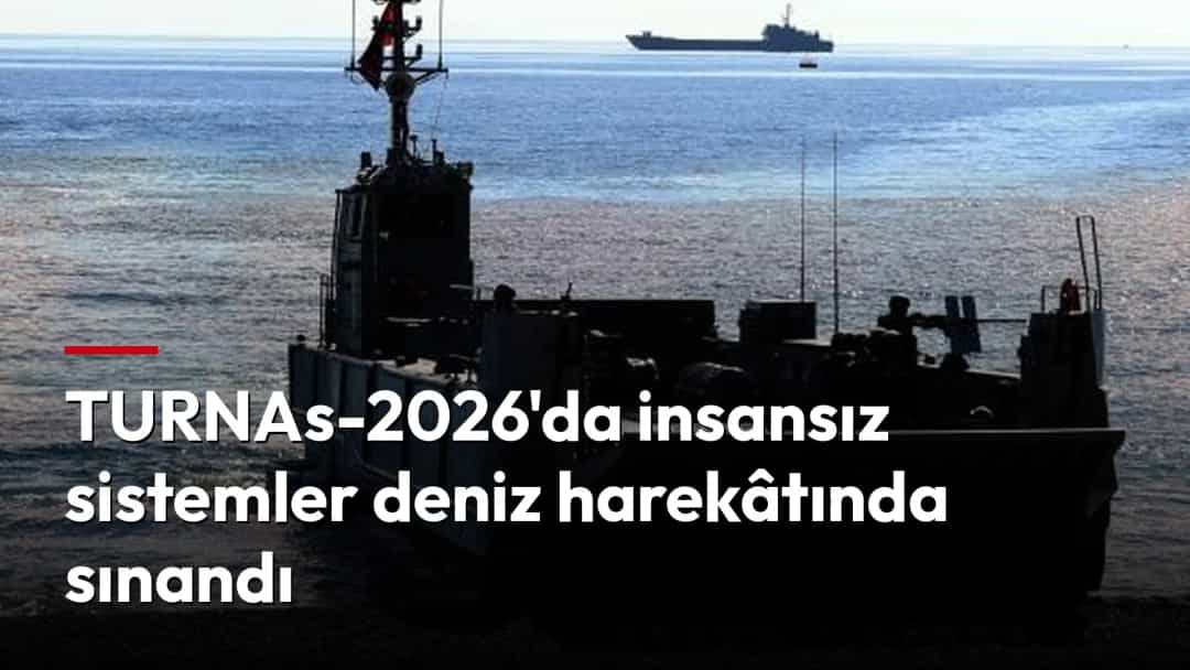 Denizdeki bir askeri geminin üzerinde, gökyüzünde karşılıklı uçan hava araçları ve ışık izleriyle düzenlenen deniz harekâtı tatbikatı.