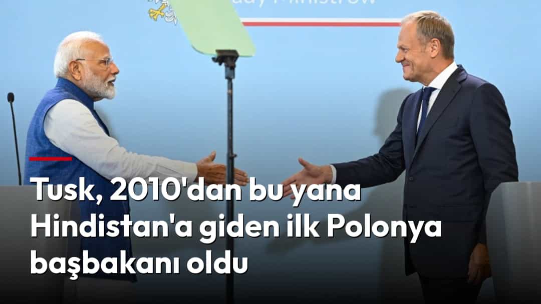 Narendra Modi ve Donald Tusk, Ağustos 2024'te Varşova'daki ortak basın toplantısında el sıkışıyor.