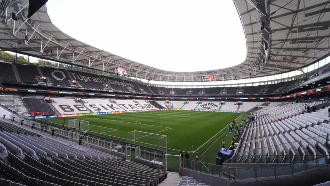 Tüpraş Stadı'nın tribünleri ve futbol sahası