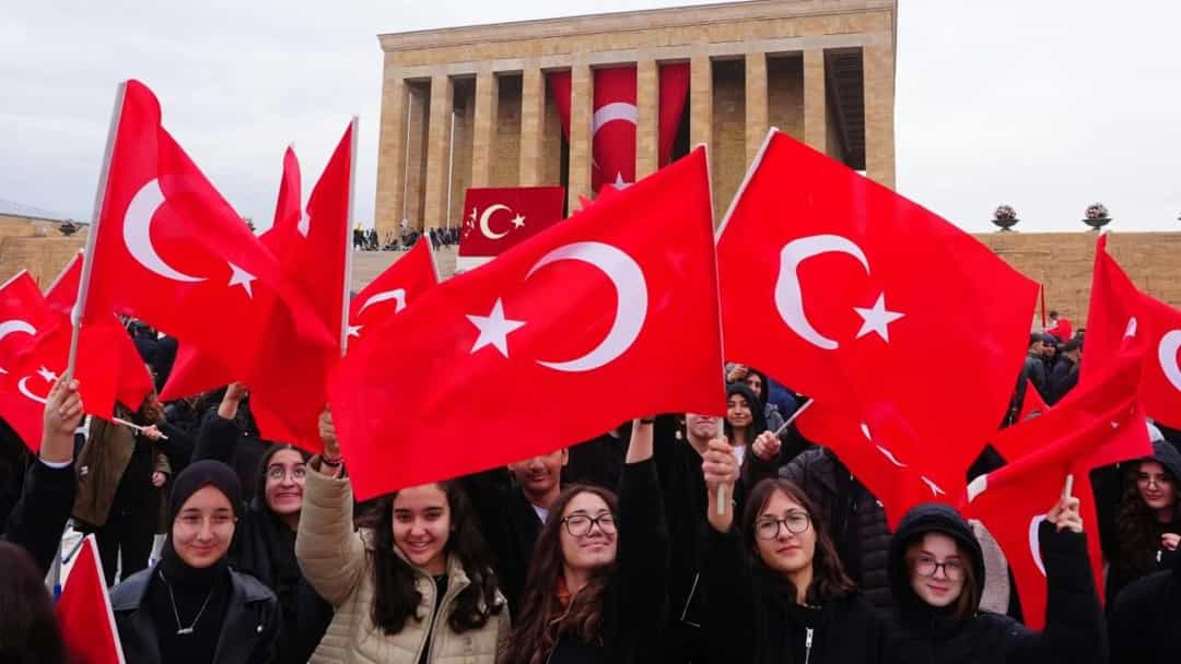 Anıtkabir önünde Cumhuriyet Bayramı’nı kutlayan kalabalık, Türk bayrakları taşıyor.