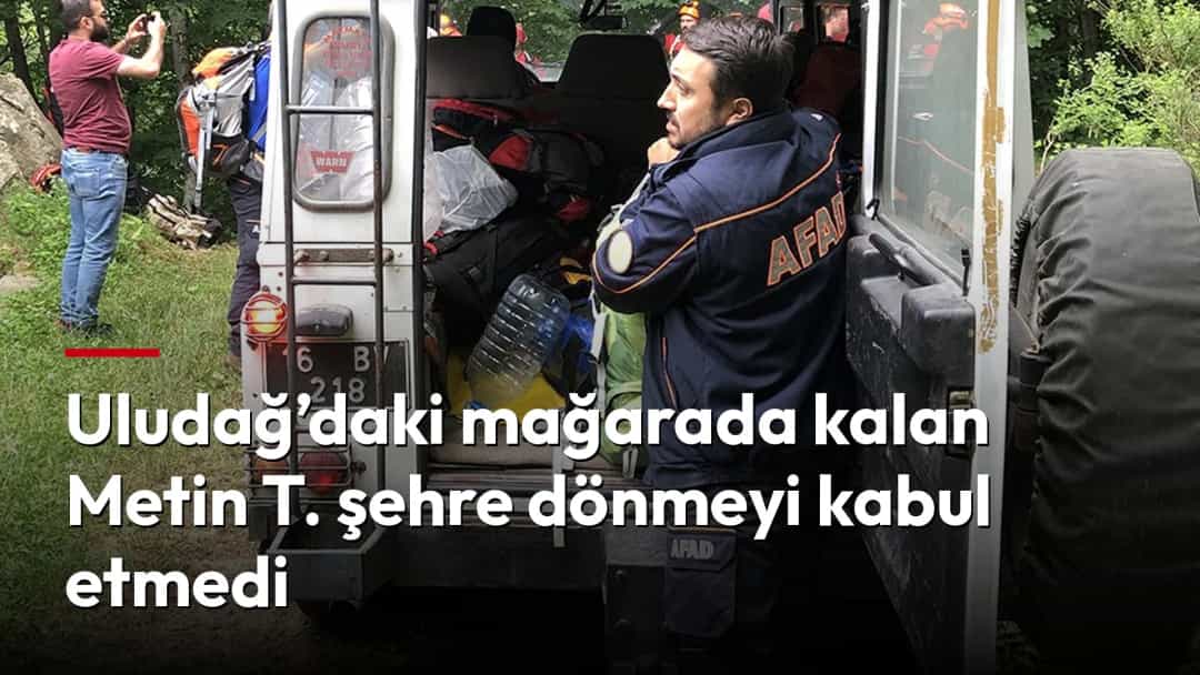 AFAD görevlileri, ormanlık alanda bir aracın yanında çalışıyor.