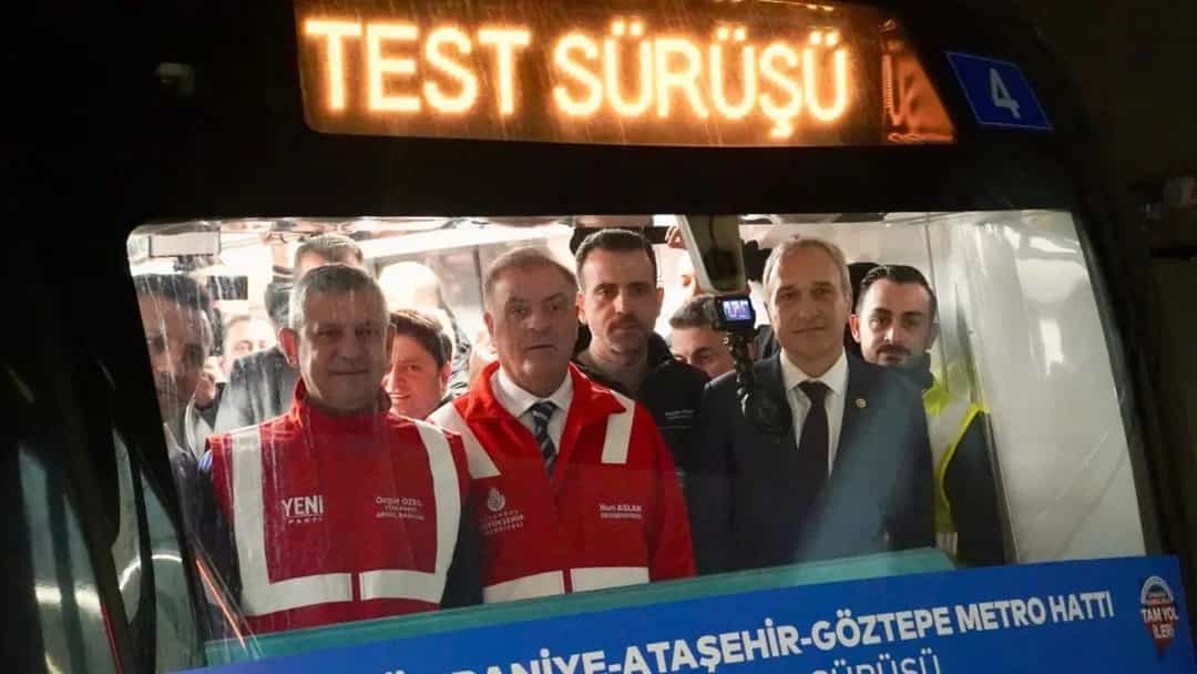 İstanbul’daki yeni metro hattında test sürüşü sırasında görevliler metro aracının önünde poz veriyor.