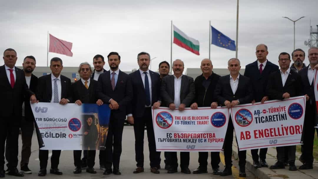 Nakliyeciler, Bulgaristan ve AB bayraklarının önünde Schengen krizi ve Türkiye-AB ticaretiyle ilgili pankartlarla basın açıklaması yapıyor.