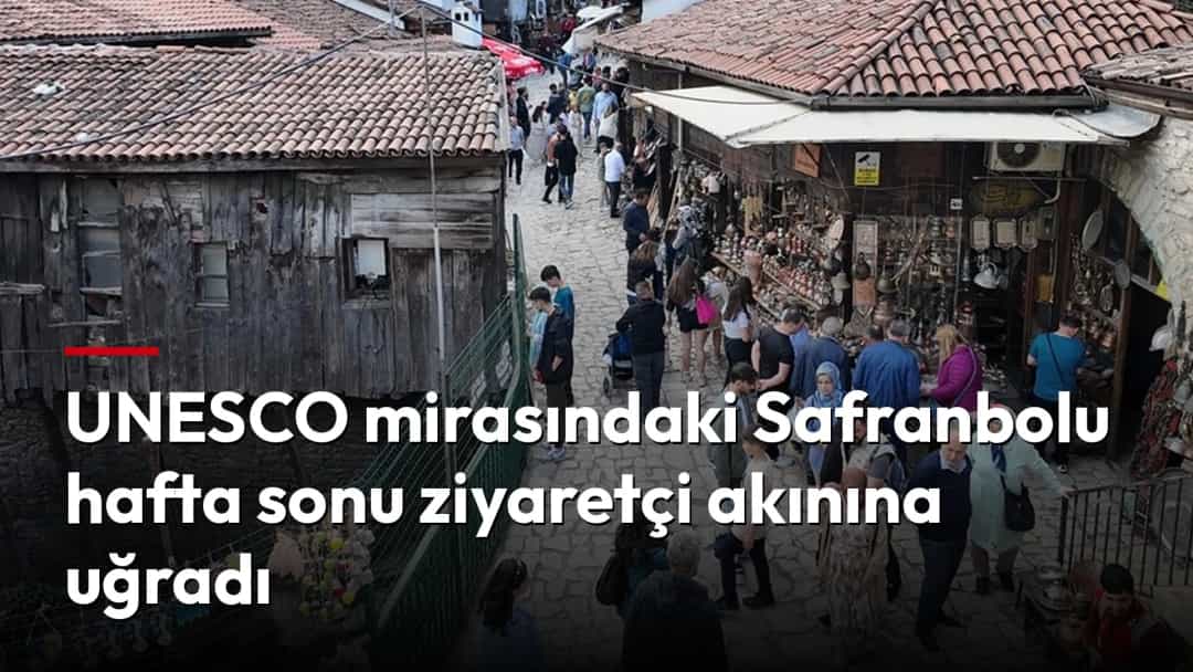 Safranbolu’nun tarihi çarşısındaki dar sokakta kalabalık ziyaretçiler yürüyüş yapıyor.