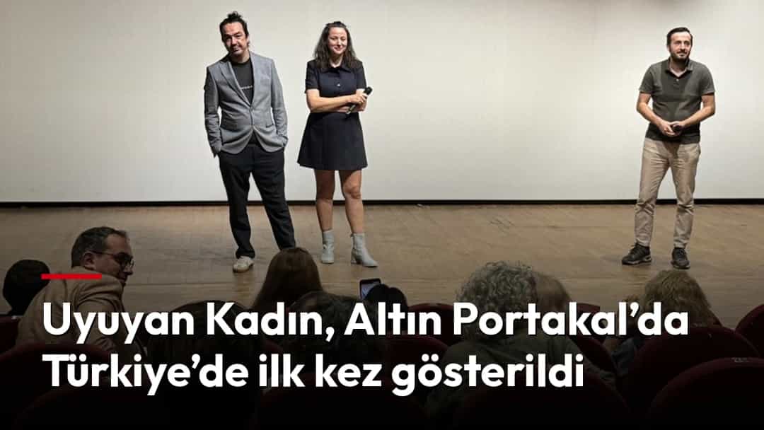 Film gösteriminin ardından üç kişi salondaki izleyicilerin önünde sahnede duruyor.