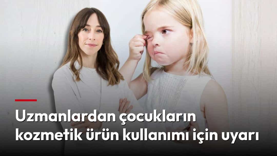 Bir çocuk yüzüne krem sürerken elinde kozmetik ürünü tutuyor.