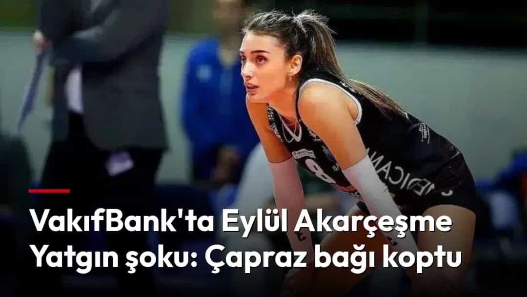 Siyah formayla sahada hazır pozisyonda bekleyen kadın voleybolcu.