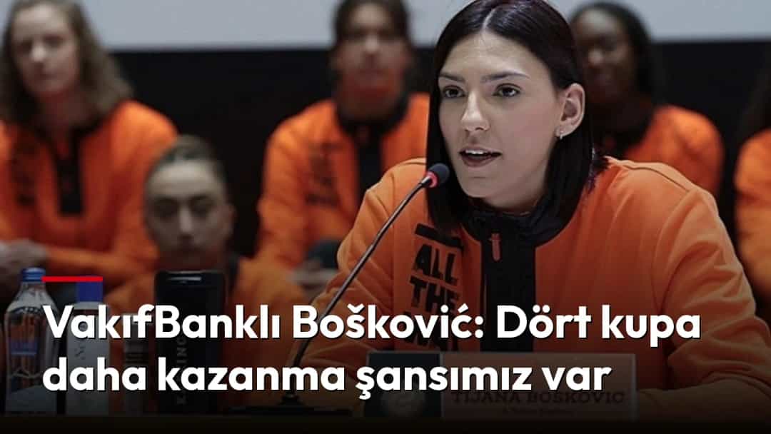 Tijana Bošković, önünde adı yazılı bir isimlik bulunan basın toplantısında konuşuyor.