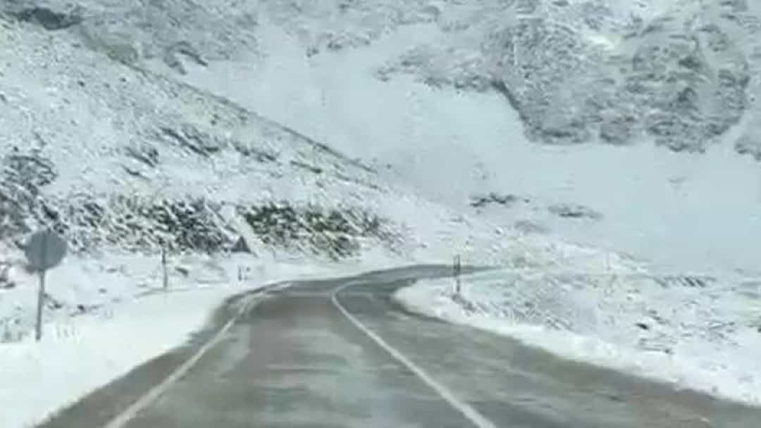 Kar yağışıyla beyaza bürünen dağların arasından geçen Van-Bahçesaray yolu.