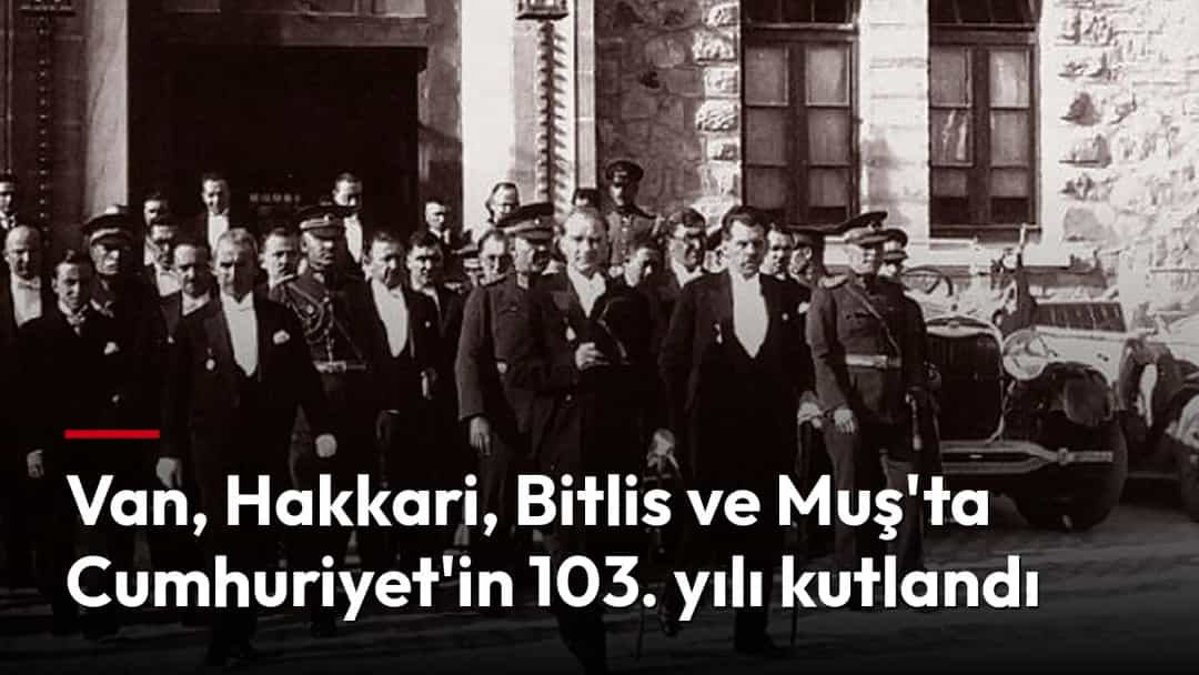 Cumhuriyet döneminden bir grup devlet ve askerî yetkili, bir binanın önünde toplu halde görülüyor.