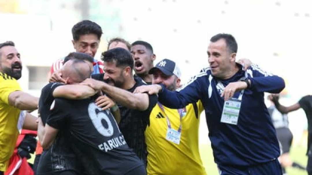 Futbolcular, maçta attıkları golün ardından saha içinde sevinç yaşıyor.